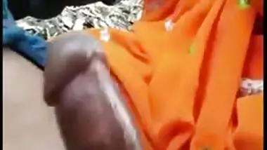 New desi MMS, Indian aunty giving blowjob village boy for money outdoor