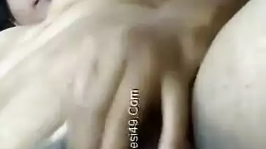 Inventive Desi aunty uses selfie stick while recording XXX masturbation