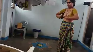 Aunty change saree